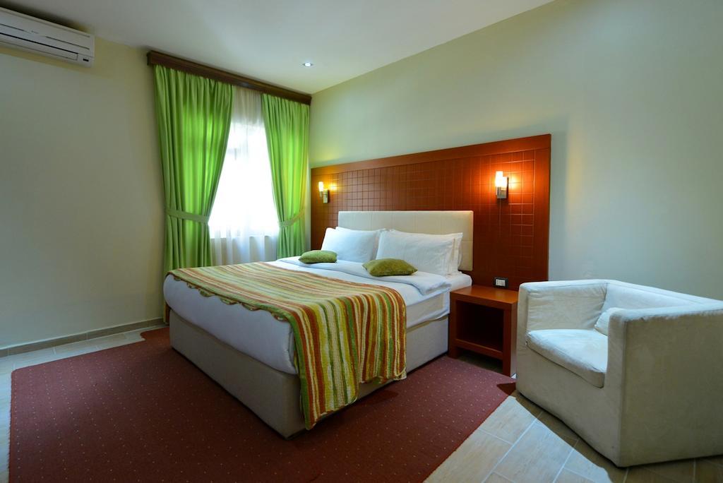 Hotel 5